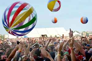 Beach-ball-toss